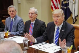 Tổng thống Donald Trump (phải) tại cuộc họp tại Nhà Trắng ở Washington, DC ngày 1/3. (Nguồn: EPA/TTXVN)