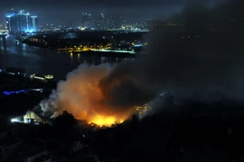 Những hình ảnh về đám cháy kinh hoàng ở khu vực Cảng Sài Gòn