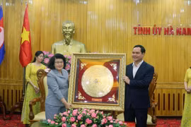 Ủy viên Trung ương Đảng, Bí thư Tỉnh ủy Hà Nam Nguyễn Đình Khang tặng quà lưu niệm Đoàn đại biểu Quốc hội Vương quốc Campuchia. (Ảnh: Thanh Tuấn/TTXVN) 