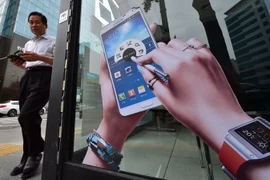 Poster quảng cáo của Samsung tại thủ đô Seoul ngày 7/7. (Nguồn: AFP/TTXVN)