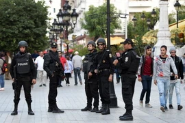 Lực lượng an ninh Tunisia gác tại thủ đô Tunis ngày 18/11. (Nguồn: AFP/TTXVN)