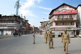 Cảnh sát Ấn Độ làm nhiệm vụ tại Srinagar, Kashmir ngày 20/9. (Nguồn: THX/TTXVN) 