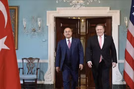 Ngoại trưởng Thổ Nhĩ Kỳ Mevlut Cavusoglu (trái) và người đồng cấp phía Mỹ Mike Pompeo. (Nguồn: aa.com.tr) 
