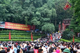 Đông đảo du khách thập phương về dâng hương trong ngày Giỗ Tổ Hùng Vương 2015. (Ảnh: Quý Trung/TTXVN)