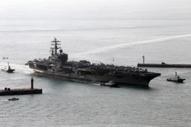 Tàu sân bay USS Ronald Reagan của Mỹ cập cảng ngoài khơi phía Đông Nam thành phố Busan, Hàn Quốc. (Nguồn: EPA/TTXVN)