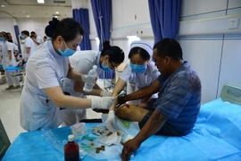 Điều trị cho nạn nhân bị thương trong vụ nổ tại bệnh viện ở Thiên Tân. (Nguồn: THX/TTXVN)