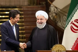 Thủ tướng Nhật Bản Shinzo Abe (trái) trong cuộc gặp Tổng thống Iran Hassan Rouhani tại Tehran ngày 12/6/2019. (Nguồn: AFP/TTXVN) 