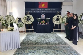 Đại sứ Mỹ tại Myanmar viết sổ tang. (Nguồn: Đại sứ quán Việt Nam tại Myanmar)