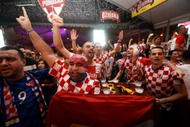 Cổ động viên của đội tuyển Croatia mừng chiến thắng sau trận bán kết World Cup 2018 giữa Croatia và Anh tại quảng trường ở Zagreb ngày 11/7. (Ảnh: AFP/TTXVN)
