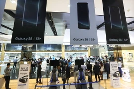 Điện thoại Galaxy S8 và S8 Plus trưng bày tại trụ sở của Samsung ở Seoul ngày 19/4. (Nguồn: EPA/TTXVN)