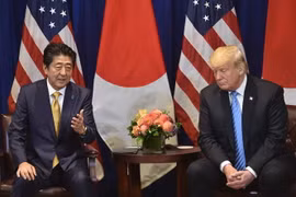 Tổng thống Mỹ Donald Trump (phải) và Thủ tướng Nhật Bản Shinzo Abe tại cuộc gặp bên lề Khóa họp 73 Đại hội đồng Liên hợp quốc ở New York, Mỹ ngày 26/9/2018. (Nguồn: AFP/TTXVN)