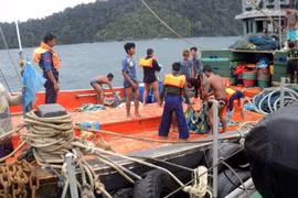 Nhân viên cứu hộ tìm kiếm người mất tích sau vụ rơi máy bay quân sự tại Laung Lone, Dawei, Myanmar ngày 8/6. (Nguồn: THX/TTXVN)