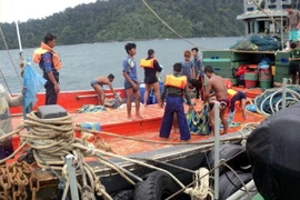 Nhân viên cứu hộ tìm kiếm người mất tích sau vụ rơi máy bay quân sự tại Laung Lone, Dawei, Myanmar ngày 8/6. (Nguồn: THX/TTXVN)