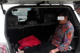Cụ bà ngồi gọn trong cốp xe. (Nguồn: people.cn)