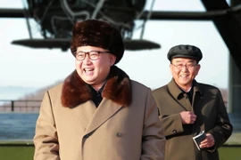 Nhà lãnh đạo Triều Tiên Kim Jong Un (trái) thị sát buổi vận hành thử một động cơ tên lửa đẩy kiểu mới. (Nguồn: EPA/TTXVN)