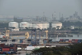 Các bể dự trữ dầu ở đảo Jurong (Singapore) ngày 20/4. (Nguồn: AFP/TTXVN)