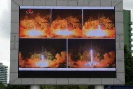 Hình ảnh vụ thử tên lửa liên lục địa Hwasong-14 của Triều Tiên được phát trên màn hình lớn ở quảng trường trung tâm thủ đô Bình Nhưỡng ngày 29/7. (Nguồn: AFP/TTXVN)