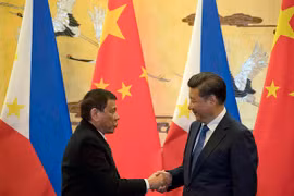 Chủ tịch Trung Quốc Tập Cận Bình (phải) và Tổng thống Philippines Rodrigo Duterte. (Nguồn: AP)