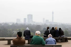 Khói mù ô nhiễm bao phủ bầu trời London, Anh. (Nguồn: AFP/TTXVN) 