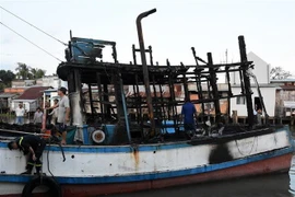 Tàu cá KG 1948-TS bị cháy rụi. (Ảnh: Hồng Đạt/TTXVN) 