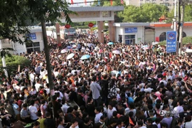 [Photo] Choáng với cảnh tiễn hàng nghìn sỹ tử đi thi đại học