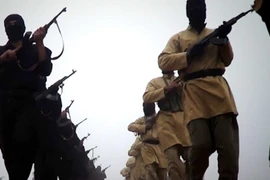 Các tay súng ISIL tại địa điểm không được xác định. (Nguồn: AFP/TTXVN)