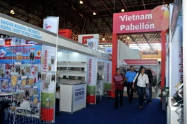 Khách tham quan các gian hàng của Việt Nam tại hội chợ. (Ảnh: Vũ Lê Hà/TTXVN)