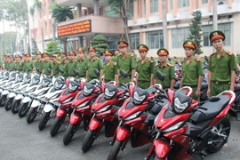 Ủy ban Nhân dân tỉnh Bình Dương bàn giao 100 xe môtô Honda Winner 150cc cho lực lượng cảnh sát phòng chống tội phạm. (Ảnh: Nguyễn Văn Việt/TTXVN)