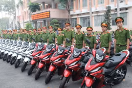 Ủy ban Nhân dân tỉnh Bình Dương bàn giao 100 xe môtô Honda Winner 150cc cho lực lượng cảnh sát phòng chống tội phạm. (Ảnh: Nguyễn Văn Việt/TTXVN)