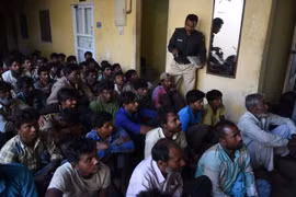 Ngư dân Ấn Độ bị bắt giữ tại sở cảnh sát ở thành phố cảng Karachi, miền nam Pakistan ngày 31/3. (Nguồn: AFP/TTXVN)