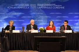 Các Ngoại trưởng Kang Kyung-wha của Hàn Quốc, Rex Tillerson của Mỹ, Chrystia Freeland của Canada và Taro Kono của Nhật Bản tại phiên khai mạc hội nghị ở Canada. (Nguồn: AFP/TTXVN)