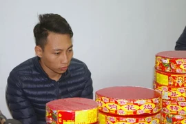 Lực lượng chức năng lấy lời khai đối tượng Vũ Quang Thành. (Ảnh: Nguyễn Hoàng/TTXVN)