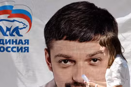 Một người phụ nữ đi qua một tấm poster có hình ông Andrei Kozenko, 1 trong 6 nghị sỹ Nga bị đưa vào danh sách đen của Mỹ. (Nguồn: AFP)