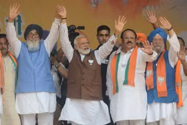 Thủ tướng Ấn Độ Narendra Modi (giữa) và cựu Thủ hiến bang Punjab Parkash Singh Badal (trái) và Chủ tịch Đảng BJP Shwait Malik (thứ 2, phải) tại lễ míttinh của BJP ở Hoshiarpur ngày 10/5/2019. (Nguồn: AFP/TTXVN) 