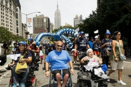 Người khuyết tật diễu hành trên đường phố New York. (Nguồn: wsj.com)