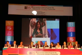 Đại sứ Lê Linh Lan ( thứ 2 bên phải) tại Bàn chủ tịch Hội nghị Quốc tế về Giáo dục mầm non lần thứ 15 tại thành phố Monterrey của Mexico. (Ảnh: Việt Hòa/Vietnam+)