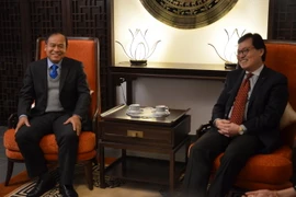 Đại sứ Dương Chí Dũng (bên phải) và Đại sứ Khan-Inh Khitchadeth tại Geneva. (Ảnh: Hoàng Hoa/TTXVN)