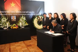 Đại sứ Việt Nam tại Mexico Nguyễn Hoài Dương ghi sổ tang. (Ảnh: Lưu Việt Hùng/TTXVN)