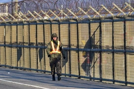 Binh sỹ Hàn Quốc tuần tra tại tuyến đường dẫn tới khu công nghiệp Kaesong ở thành phố biên giới Paju, gần Khu phi quân sự (DMZ) giữa hai miền, ngày 8/1. (Nguồn: AFP/TTXVN) 