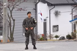 Binh sỹ Hàn Quốc gác tại làng Taesungdong ở khu vực phi quân sự (DMZ) chia tách 2 miền Triều Tiên tại Paju ngày 24/4. (Nguồn: AFP/TTXVN)