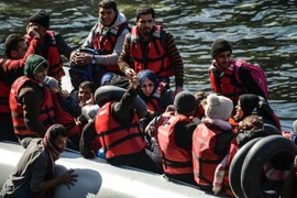 Người tị nạn Syria tìm cách vượt biển Aegean đến đảo Lesbos từ bờ biển Ayvacik ở Canakkale, Thổ Nhĩ Kỳ, ngày 28/2. (Nguồn: AFP/TTXVN)