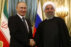 Tổng thống Nga Vladimir Putin (phải) gặp người đồng cấp Iran Hassan Rouhani. (Nguồn: AFP)