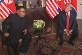 Tổng thống Mỹ Donald Trump (phải) trong cuộc gặp với nhà lãnh đạo Triều Tiên Kim Jong-un (trái) tại Sentosa, Singapore ngày 12/6. (Nguồn: YONHAP/TTXVN)
