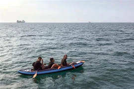 Người di cư trong hành trình vượt eo biển Manche từ Pháp tới Anh ở ngoài khơi bờ biển Calais, Pháp ngày 4/8/2018. (Nguồn: AFP/TTXVN) 
