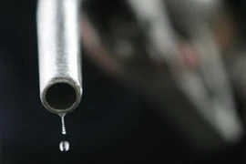 Bơm xăng tại một trạm xăng ở Tehran. (Nguồn: AFP/TTXVN)