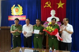 Lãnh đạo tỉnh Quảng Nam thưởng 'nóng' Ban chuyên án. (Ảnh: Nguyễn Sơn/TTXVN)