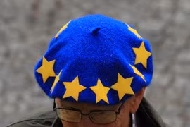 Một người biểu tình phản đối Brexit đội mũ ủng hộ EU ở Manchester. (Nguồn: DPA) 