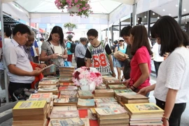 Khách tham quan Đường sách. (Ảnh: Phương Vy/TTXVN)