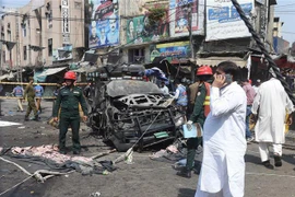 Lực lượng an ninh Pakistan điều tra tại hiện trường vụ nổ bên ngoài đền thờ ở Lahore ngày 8/5/2019. (Nguồn: AFP/TTXVN) 