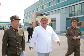 Nhà lãnh đạo Triều Tiên Kim Jong-un (giữa) trong chuyến thăm một trang trại nuôi cá ở Samchon, tỉnh Nam Hwanghae ngày 6/8. (Nguồn: Yonhap/TTXVN)